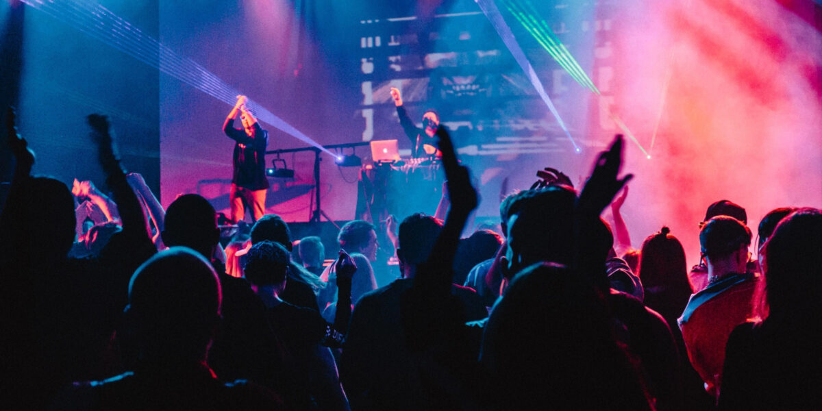 Bursa gece hayatı sokaklarında ışıklar ve kalabalık