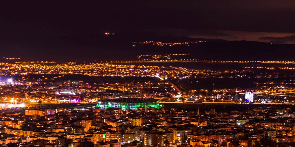 Bursa'da canlı müzik sahnesinde eğlenen kalabalık