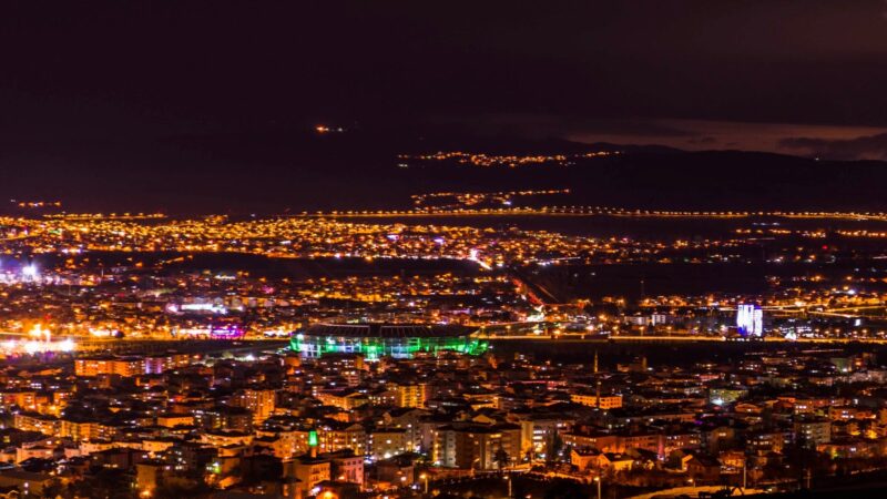 Bursa'da canlı müzik sahnesinde eğlenen kalabalık