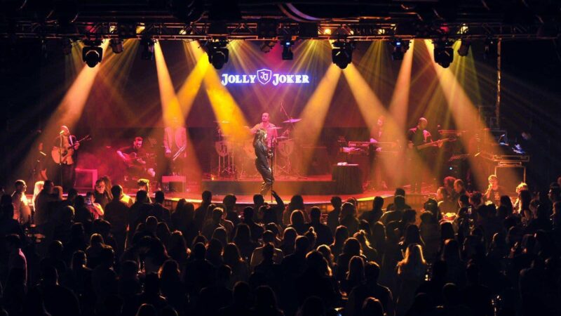 Bursa barlarında canlı müzik ve parti sahnesi