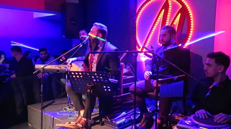 Bursa türkü barında rakı masası ve sahnede saz çalan sanatçı